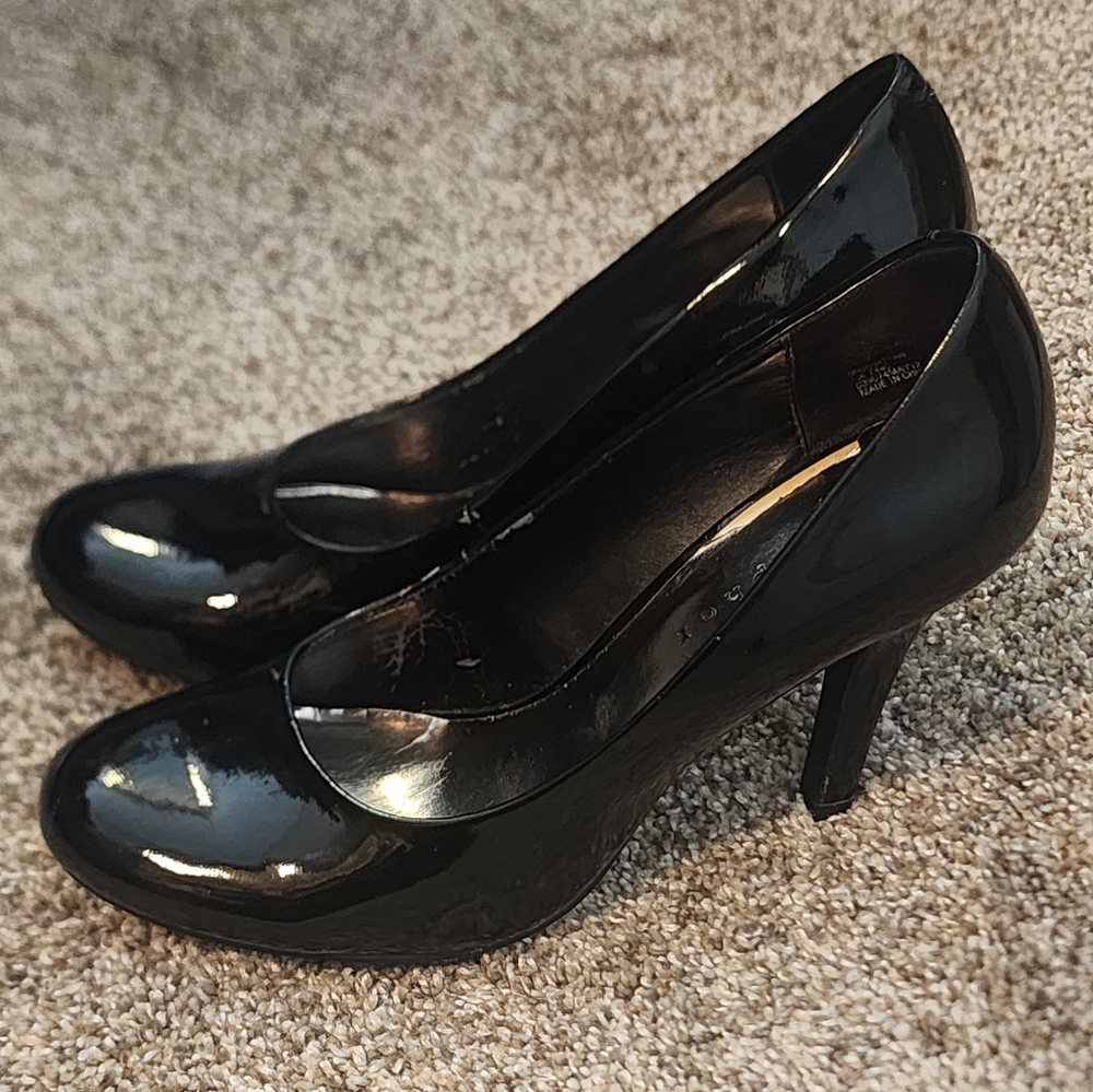 Metaphor Black patent leather heels